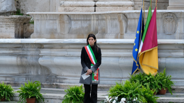 羅馬市長弗吉尼亞．拉吉（Virginia Raggi）於2020年3月31日在羅馬的卡皮托林山（Campidoglio）靜默一分鐘，義大利全國各城市降半旗以懷念受害者。