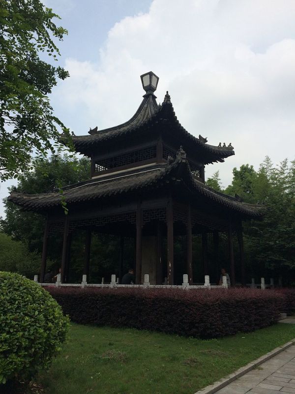 南京朝天宫西侧，矗立着东晋忠臣卞忠贞公父子的忠孝碑亭。