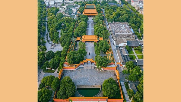 南京的朝天宫，祭祀着两个姓氏千古不朽楷模，一个是孔子，另一个是东晋忠臣卞壸父子三仁。