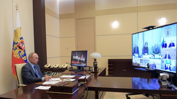 4月20日，俄羅斯總統普京（Vladimir Putin）在莫斯科郊外的新奧加里沃諾州官邸主持關於武漢肺炎情況的視頻會議。