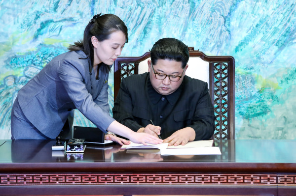2018年4月27日，金正恩在板門店與文在寅舉行峰會後簽署文件。2(16:9)