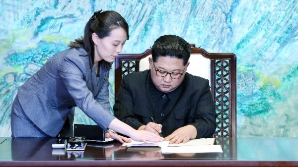 2018年4月27日，金正恩在板門店與文在寅舉行峰會後簽署檔。