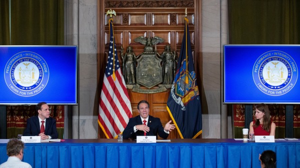 紐約州州長庫莫（中）在5月1日的每日例行簡報會上。（圖片來源：Stefani Reynolds/Getty Images）