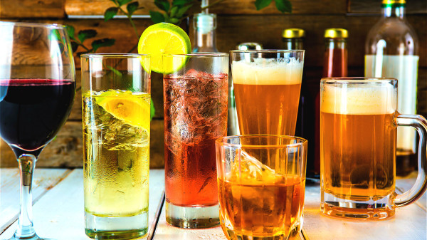 酒精饮品也是会刺激身体的，例如很多人肝脏病变的出现就与饮酒过多有关。