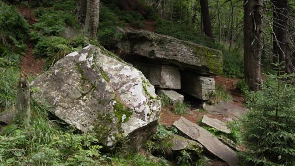 史前巨人存在的证据或被销毁，只留下耐人寻味的巨石遗迹。