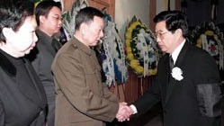 2000年，姬勝德（右二）穿著便裝出席父親的追悼會，並和胡錦濤握手。