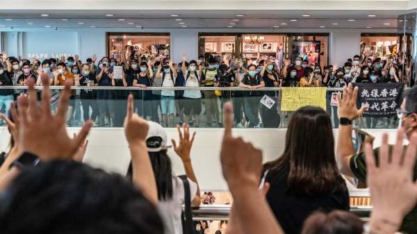 5月10日，港人发起在各区商场遍地开花唱歌抗争，要求政府回应反送中五大诉求。（图片来源：Anthony Kwan/Getty Images）
