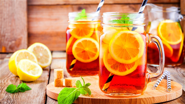 柠檬茶能帮助身体排除毒素，缓解肝脏负担。