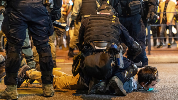 日前一名南亚裔男子遭港警制服时以膝压颈后死亡（图片与本案无关）。图为反送中港警采取拘捕行动时，也常用膝盖压住示威者的颈部。（图片来源：Anthony Kwan/Getty Images）