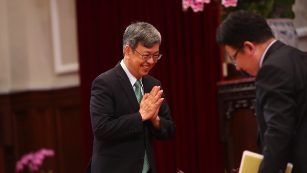 副總統陳建仁14日與媒體茶敘時說，謝謝全台灣民眾在他卸任時，送上最好的禮物，就是「武漢肺炎防疫成功」，讓他再一次看見台灣的無限美好與無限希望。