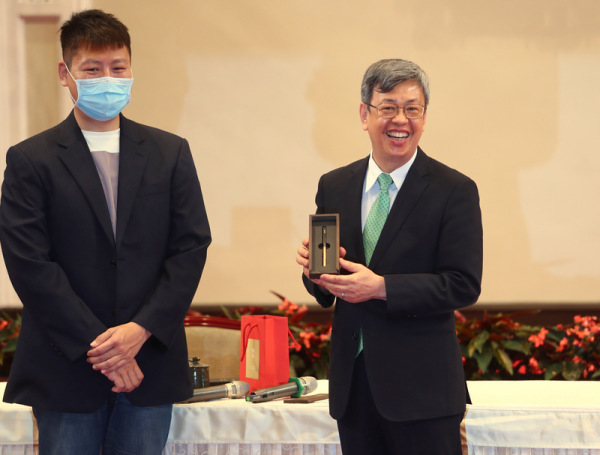副总统陈建仁即将卸任，他于14日与府线媒体茶叙，而媒体代表共同赠送一支笔作为礼物，表达对副总统陈建仁的祝福。
