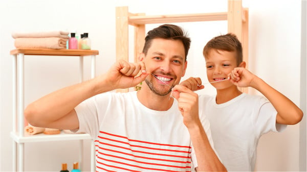 在每次刷牙后使用牙线，也是非常重要的一种去除口臭的办法。