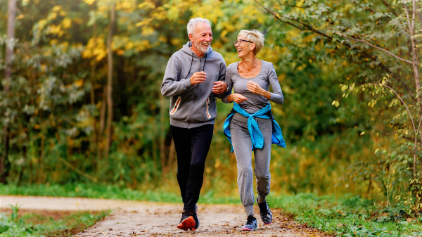 运动能降低血压、控制胆固醇水平和保护脑细胞。