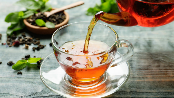 长期饮用浓茶，身体就会吸收大量草酸，可能会导致肾结石。