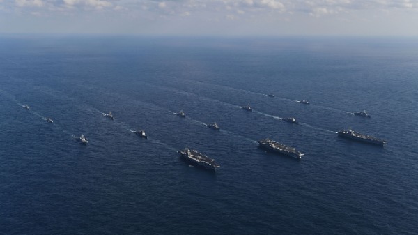 2017年11月12日，在韩国东海举行美韩海军联合军事演习。