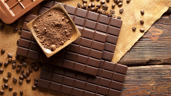 专家认为：含着巧克力慢慢舔是最为推荐的止咳方法。