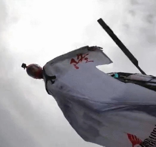 她穿翼裝從2500米跳下降落傘沒打開