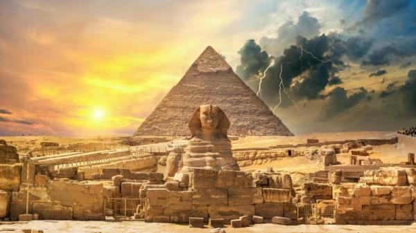 在一座古老的金字塔里，发现了一具制作精良并保存完好的外星人木乃伊。