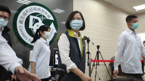 雖然台灣人勤戴口罩的習慣，讓不少外國人覺得奇怪，但是正因如此，才使得台灣的武漢肺炎疫情控制得當，並讓國際社會開始重視配戴口罩。