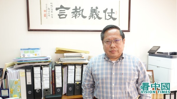 香港警方日前上门逮捕了15名民主派人士，支联会主席何俊仁亦是被拘捕者之一。他认为，近期连串发生的事件，全部围绕九月立法会选举和反送中运动。