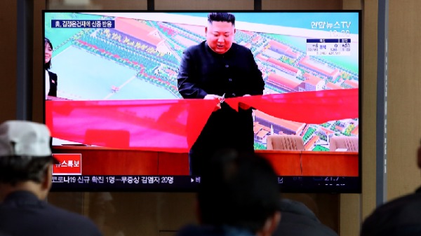 2020年5月2日，韩国首尔车站播放的新闻节目中，朝鲜领导人金正恩在消失20天后首次露面