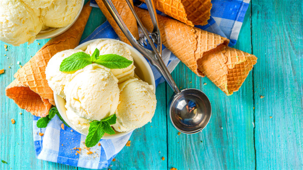 吃冰淇淋消暑一定不能过度，不然会损伤阻遏身体里的阳气。