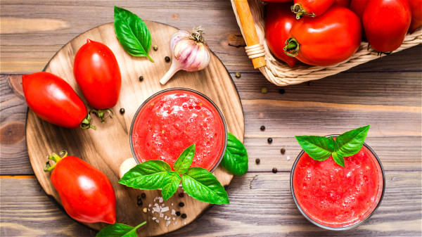 每日喝1杯西红柿汁或经常吃西红柿，对防治雀斑有较好的作用。