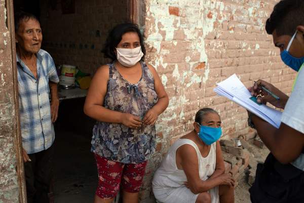 秘鲁工作人员在利马以北1,000公里附近的El Indio社区进行居民登记。
