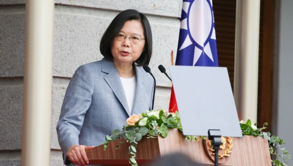 中华民国总统蔡英文也发文表示，“这一刻，台湾同所有民主阵营的伙伴们，都和香港人民站在一起。”