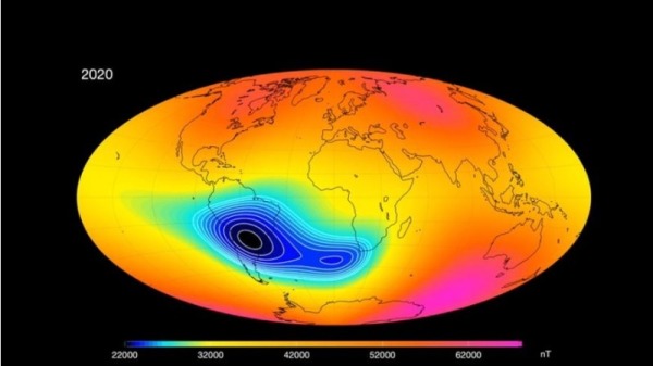 图中深蓝色和蓝绿色区域，就是地球磁场强度大幅衰退的区域。
