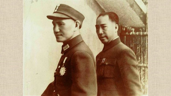 1940年代，蔣介石與戴笠（右）。