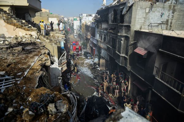 2020年5月22日，巴基斯坦国际航空公司的飞机在卡拉奇的一个居民区坠毁后，救援人员赶到现场。