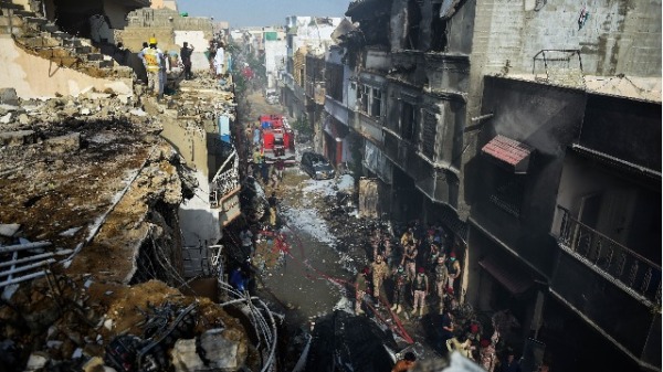 2020年5月22日，巴基斯坦國際航空公司的飛機在卡拉奇的一個居民區墜毀後，救援人員趕到現場。