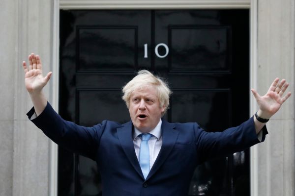2020年5月21日，英國首相約翰遜在唐寧街10號，向英國參與救治武漢肺炎患者的醫護人員表達感謝。