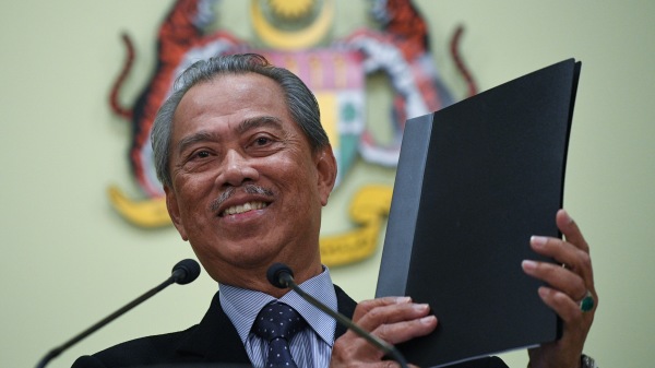 马来西亚首相慕尤丁（Muhyiddin Yassin）日前主持的一场会议中，有一名出席官员确诊感染病毒，因此慕尤丁必须居家隔离14天，并接受病毒检测。目前首次病毒检测结果呈阴性反应。