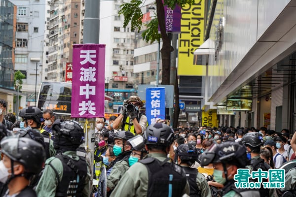 5月24日，港人上街反国安法，警察在示威地点戒备。