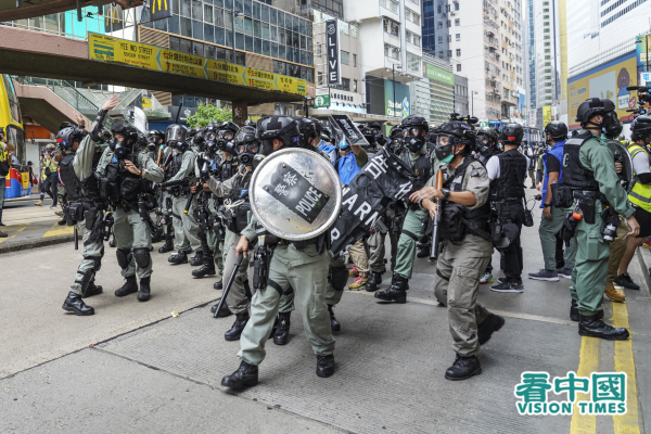 5月24日，港人上街抗争《国安法》，港警布防。