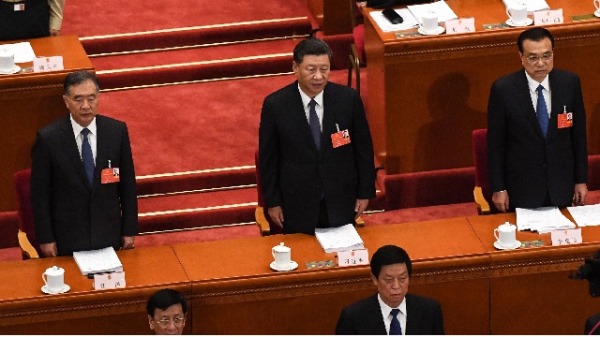 2020年5月22日，习近平、李克强、汪洋出席人大会议开幕式。(图片来源：LEO RAMIREZ/AFP via Getty Images）