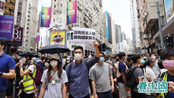 5月24日，數以萬計香港市民冒著催淚彈威脅，上街反對北京強推國安法。（圖片來源：Adrian/看中國）