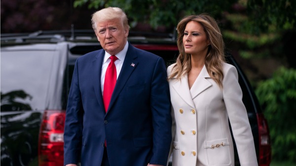时任美国总统唐纳德．川普（特朗普）（Donald J.Trump）和第一夫人梅拉尼娅前往参加阵亡将士纪念日仪式
