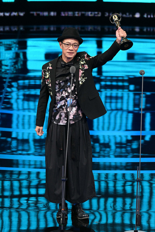 演員吳朋奉曾以公視人生劇展「第一響槍」榮獲第54屆電視金鐘獎迷你劇集（電視電影）男主角獎，並致力推廣台語文化，關心各種社會議題。
