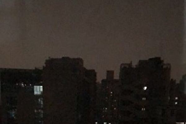 北京時間5月21日下午3時，中共兩會中的全國政協十三屆三次會議召開之際，北京的天空突然變黑。