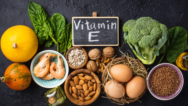 预防老人痴呆，饮食方面应多食含维他命E食物。