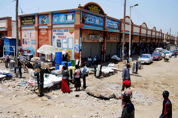 2010年10月25日赞比亚卢萨卡（Lusaka）的卢布尔马（Luburma）折扣市场的摊位上，有顾客在挑选商品。