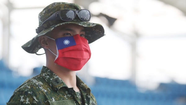 国军人员都配戴口罩，并搭配中华民国国旗图样的口罩套。