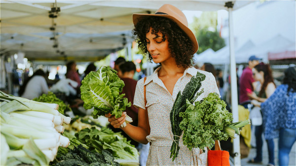 研究显示，每天吃大量绿叶蔬菜，患冠心病的风险会显著降低
