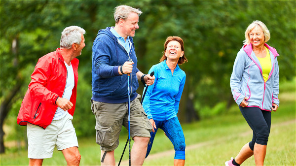 研究指出，60岁以上的老年人，日行4000步以上有助于提高记忆力和和思维能力。