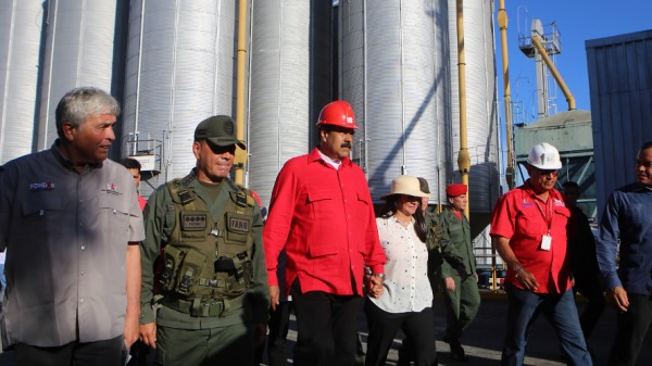 委內瑞拉總統马杜罗(前左三)，讓這個世界石油蘊藏量最大的國家沒有油可用