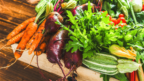 每天最少吃够5种以上的蔬菜，有助于强健血管。