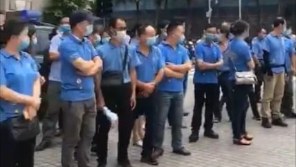 《海峡都市报》突然辞退所有的发行员工。29日，数十名工人集体到福建省委抗议。（图片来源：视频截图）